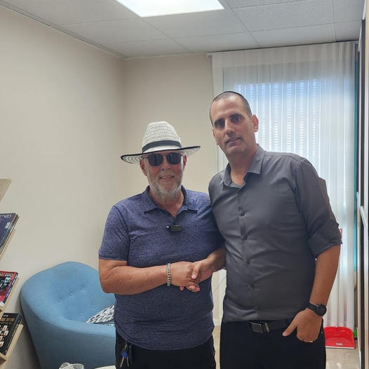 עם אהרון חודרה